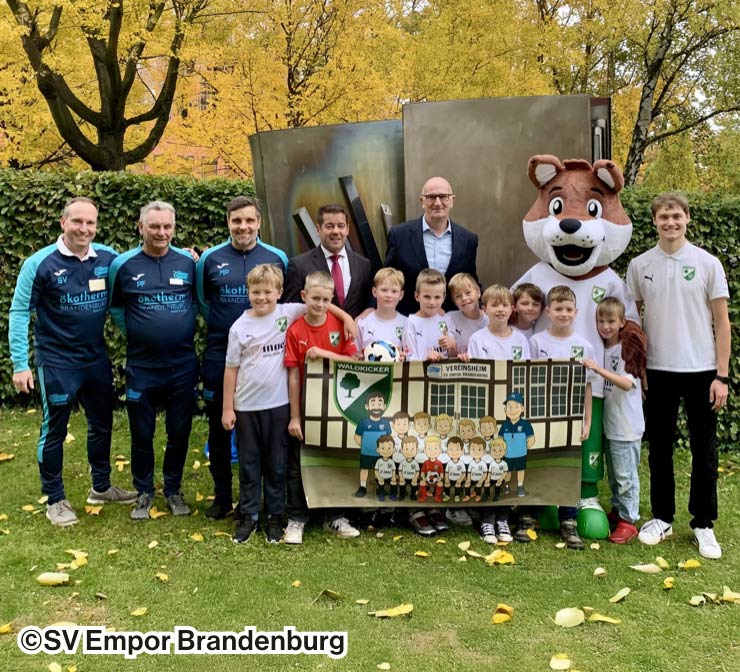 Ein Vereinsbild vom SV Empor Brandenburg mit einer Gruppe von Kindern und Erwachsenen.