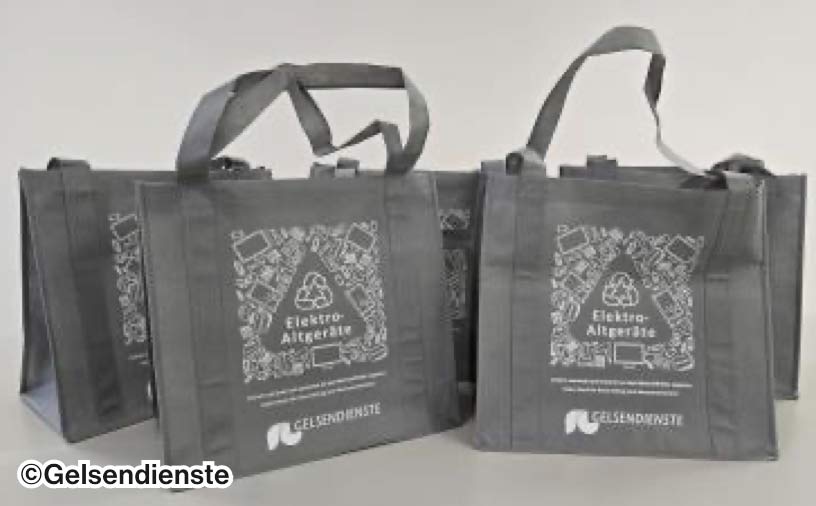 Selbstgemachte Taschen mit einem Druck auf den "Elektro-Altgeräte" steht.